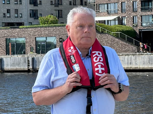 Forbundsleder Jan Davidsen er glad i livet på sjøen, og oppfordrer alle menn, kvinner og barn til å gjøre som han; bruke redningsvest! 