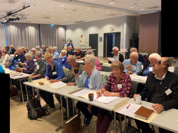 Med kulepenn, notatblokk og kaffekrus er delegatene klare for samlingen, (Foto: Finn-Åge Løvlien)