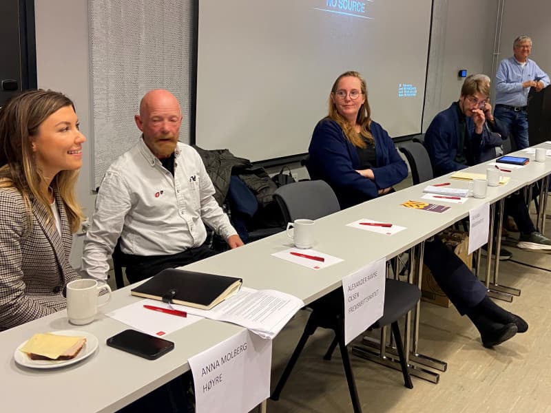 Panelet besto av (fra v.): Anna Molberg (H), Alexander Ramse Olsen (FrP), Lise Selnes (A), Amund Røhr (SV), Arnfinn Uthus (Sp). 
(Foto: Finn-Åge Løvlien)